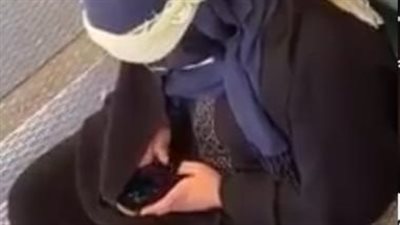 متسولة تطلب المال من المارة ولديها أيفون 13 برو ماكس | فيديو