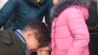 الحرب الروسية الأوكرانية.. أب يودع عائلته وسط تعاطف عالمي | فيديو