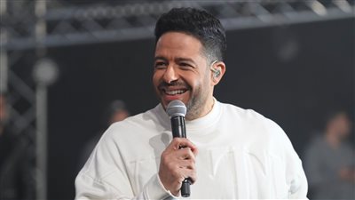 سويت شيرت غريب ومطالبات بأغنيته الجديدة.. تفاصيل حفل حماقي في الشيخ زايد