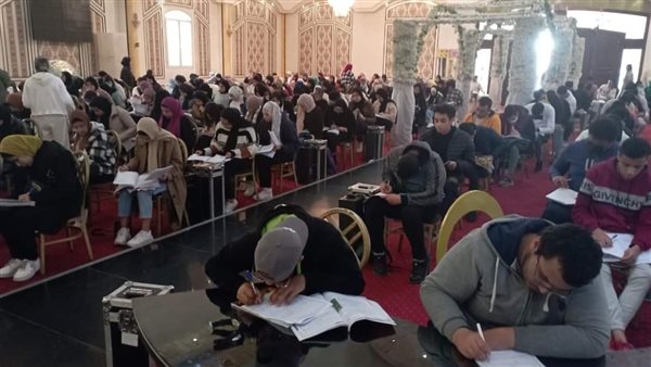 الطلاب داخل قاعة