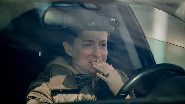 امرأة تبكي بارتياح