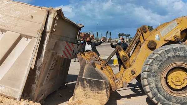 اللودر يرفع مقطورة