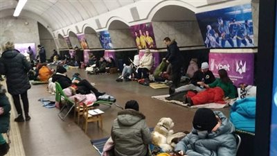 صافرات الإنذار لا تتوقف.. أوكرانيون ينتظرون مصيرهم المجهول داخل ملاجئ كييف │ صور