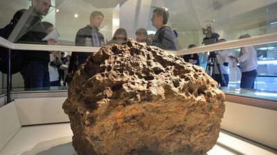 نيزك تشيليابينسك المنفجر في روسيا أثر على شكل القمر | دراسة 