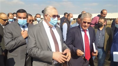 وزير الزراعة يسلم عقود سلالات عالية الإنتاجية من الماشية للمربين والمرأة الريفية بالبحيرة