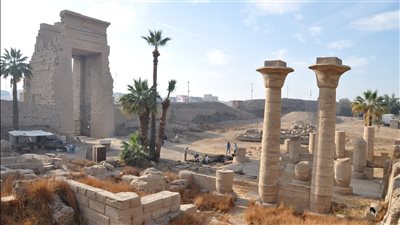 الآثار تستكمل حفائر الرواق الشرقي لطهارقة بالكرنك | صور 