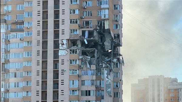 قصف مبنى وسط كييف