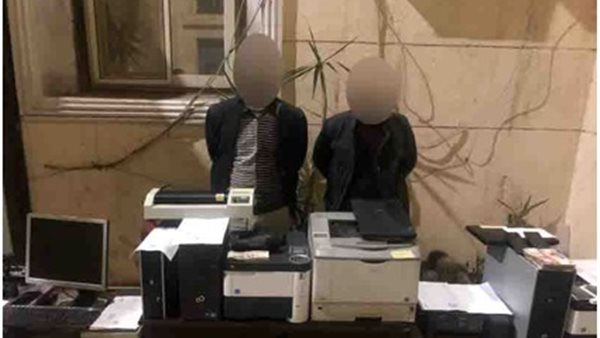  ضبط صاحب مكتبة وآخر