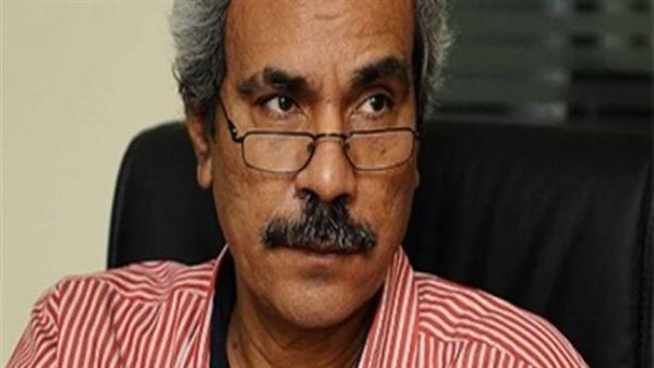 الكاتب الصحفي محمود