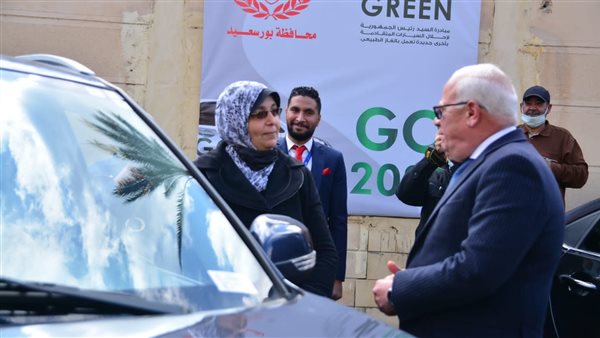 محافظ بورسعيد يسلم