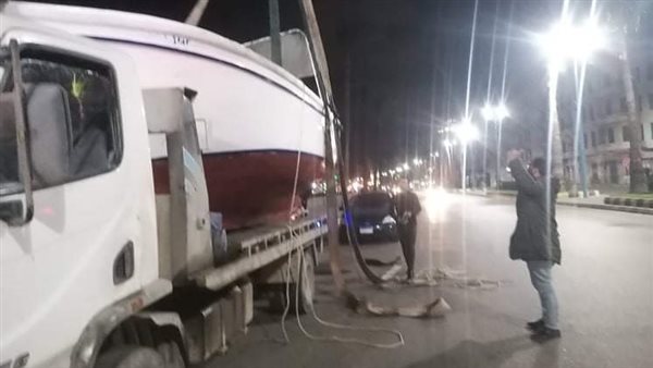 انتشال مركب صيد من