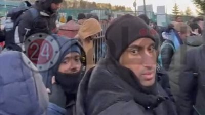 إغماءات ومعاملة سيئة.. رحلة 13 ساعة سيرًا على الأقدام لمصري عالق على الحدود البولندية