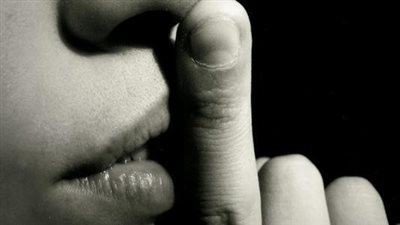 ما معنى من رأى منكم منكرا فليغيره بيده؟.. وهل هذا جائز للجميع؟ 