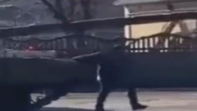 رجل الدبابة.. أوكراني يتحدى قافلة عسكرية روسية  |فيديو 