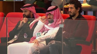 أحمد حجازي يؤازر زملائه من المدرجات في ديربي جدة I فيديو