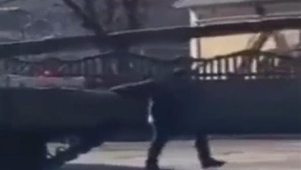 أوكراني يتحدى دبابة