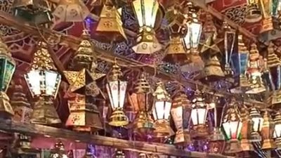 شوارع الأقصر تتزين بـ فوانيس شهر رمضان.. وأحد البائعين: الأسعار تبدأ من 20 جنيها | بث مباشر
