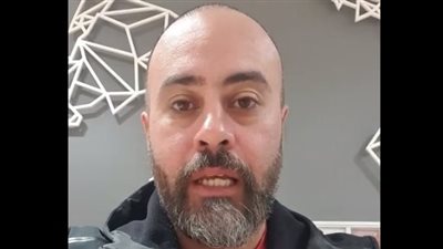 مصري يعلن توفيره تذاكر طيران للطلاب العالقين في رومانيا: لازم أساعدهم في المحنة دي | بث مباشر