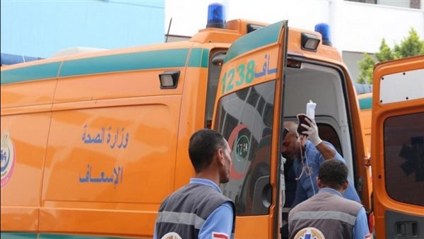 سيارة إسعاف تنقل