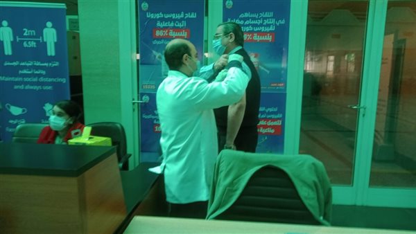 تطعيم العاملين بمطار