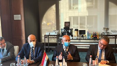 وزير النقل يلتقي نائب رئيس شركة ترانسماش لتوريد صفقة 1300 عربة سكة حديد جديدة 