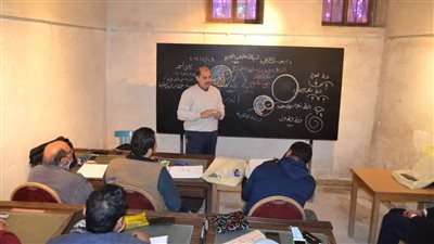 رئيس التنمية الثقافية يفتتح أولى محاضرات مدرسة خضير البورسعيدي لفنون الخط العربي