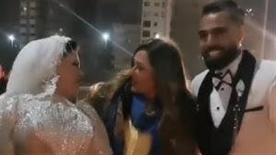 ليلى علوي تفاجئ عروسين بحضور زفتهما على الطريق وتلتقط صورًا تذكارية معهما | فيديوجراف