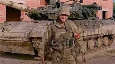 يرقص بمواقع المعارك.. جندي أوكراني يطمئن ابنته من خلال مقاطع فيديو عبر حسابه على تيك توك | فيديو 