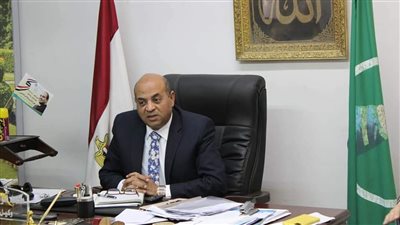 وكيل تعليم المنيا يسلم كشوف أسماء المتقدمين للعمل بالحصة بالإدارات التعليمية