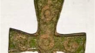 ضبط صليب قبطي أثري بحوزة أحد المسافرين بمطار القاهرة | صور 