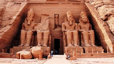 بالورود والهدايا.. محافظ أسوان يستقبل الأفواج السياحية الوافدة لمشاهدة ظاهرة تعامد الشمس بـ أبو سمبل