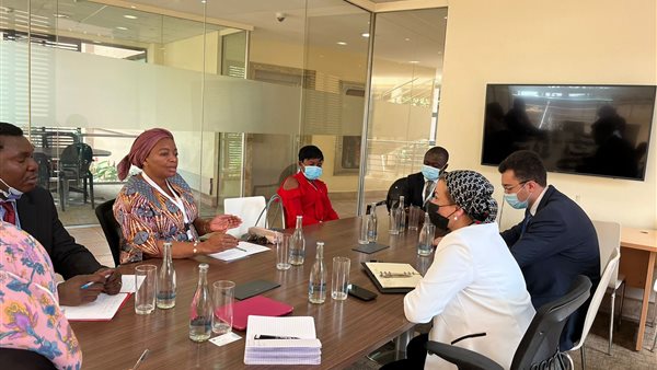 وزيرة البيئة تلتقي