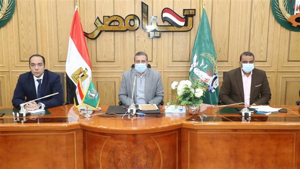 جانب من اجتماع محافظ