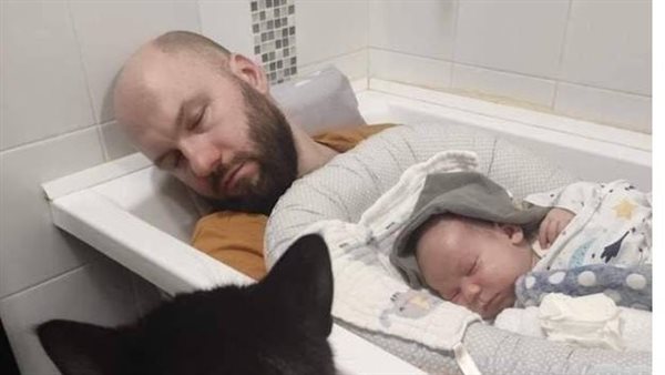 مواطن أوكراني ينام