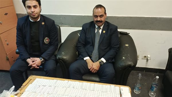 جمارك المطار مع ضبطية