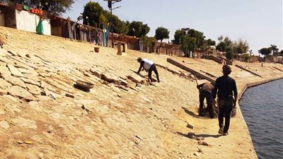 محافظ أسوان يتابع تنفيذ أعمال تطوير المراسي السياحية لمعبد كوم أمبو بطول 1.5 كم