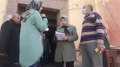 السكرتير المساعد بأسيوط تتفقد مشروعات المبادرة الرئاسية حياة كريمة بمركز أبنوب