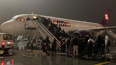 تقل 181 طالبا.. إقلاع الطائرة المصرية من رومانيا في طريقها إلى القاهرة | صور