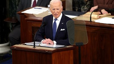 بايدن يعلن مبادرة جديدة تمنح الأمريكيين حبوب كورونا مجانًا