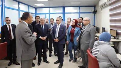 محافظ المنيا يصطحب وفد الإدارة المحلية لتفقد وحدة المتغيرات المكانية 