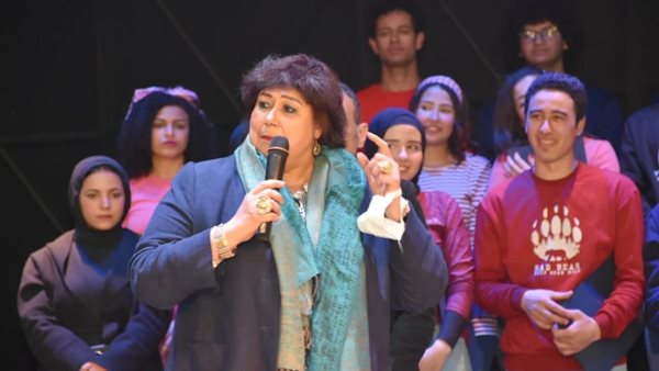 وزيرة الثقافة مع