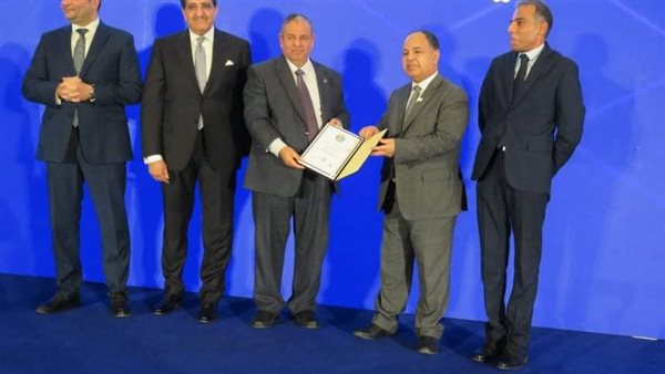 وزير المالية في مؤتمر