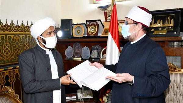 وزير الأوقاف يلتقي