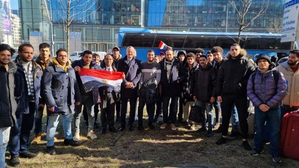 مصريون فارون من الحرب