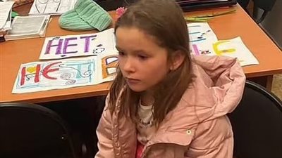 أطفال خلف القضبان │ اعتقال طفلة روسية بسبب رفعها لافتة لا للحرب والأم تحاول تهدئتها