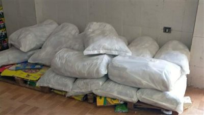 ضبط مصنع يستخدم علامات تجارية مقلدة وسلع غذائيّة منتهية الصلاحية ببني سويف