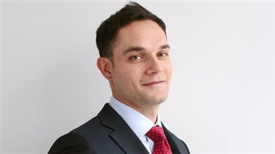 بـ 4 مليارات جنيه إسترليني.. نجل وزير نقل مصري سابق مرشح لشراء نادي تشيلسي | فيديو