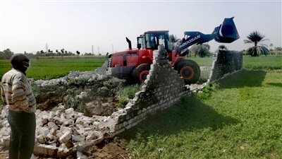 رئيس مدينة الأقصر: نتصدى بكل حسم لحالات التعدي على الأراضي الزراعية |صور