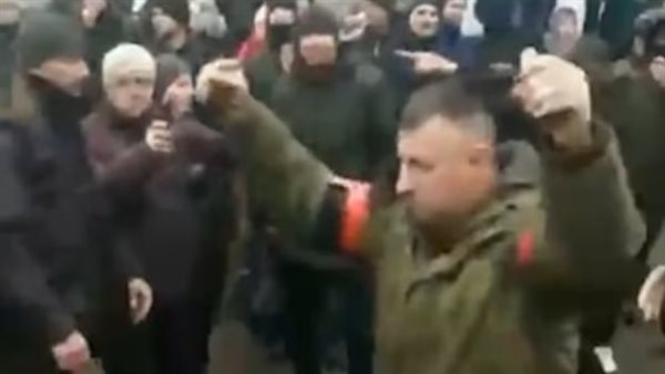 جندي روسي يحمل قنابل