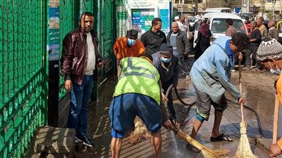 بعد انتهاء الاحتفال بمولد أم العواجز.. غسيل وتطهير محيط مسجد السيدة زينب بالماء والصابون